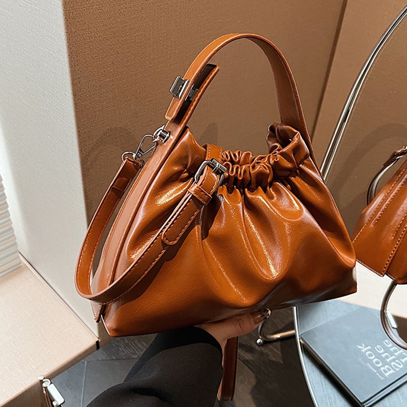 Women's Burgundy Ruched Cloud  - Top Handle Patent Bag のレビューと価格