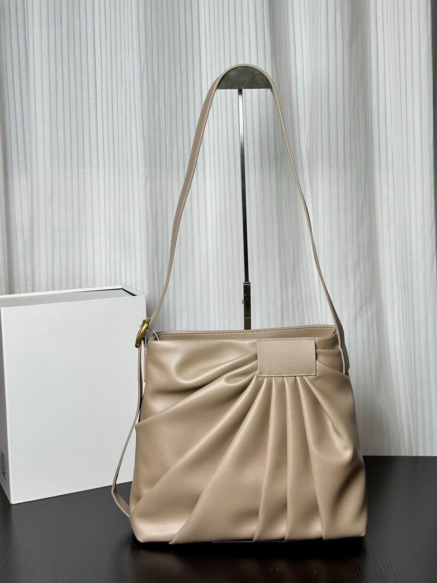 Lo Women Wrinkled Leather Hobo - Luxury Bags Coach のレビューと価格