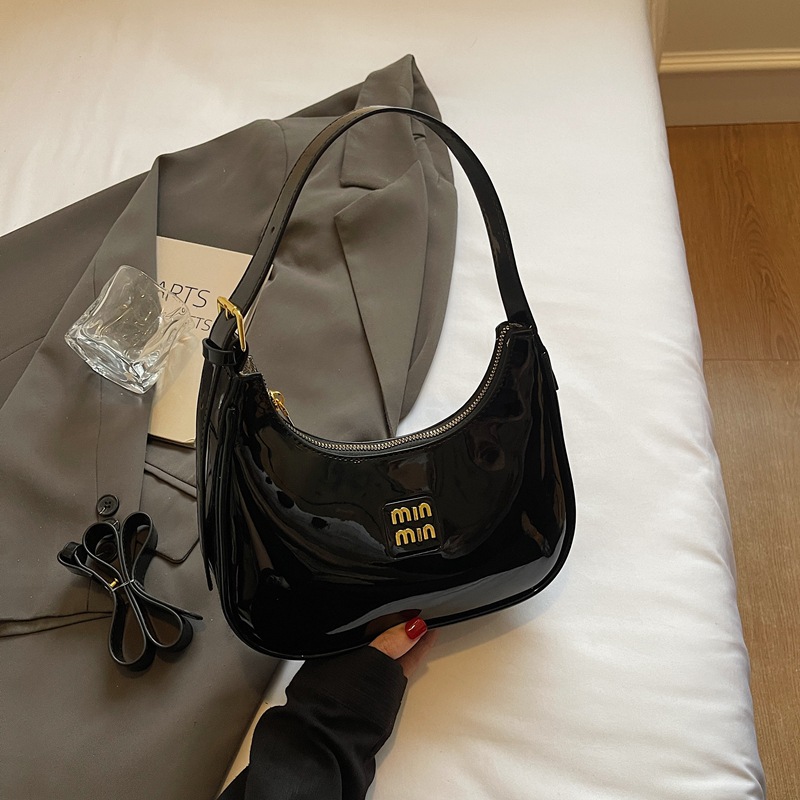 Early Fall 2026 New Minimalist - Top Handle Patent Bag のレビューと価格