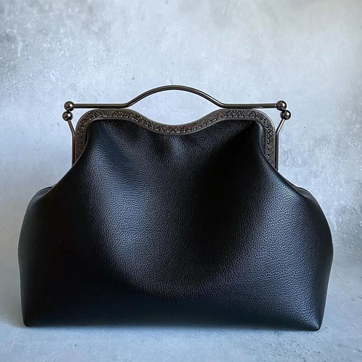Lost in Vintage Larger Version - Top Handle Patent Bag のレビューと価格