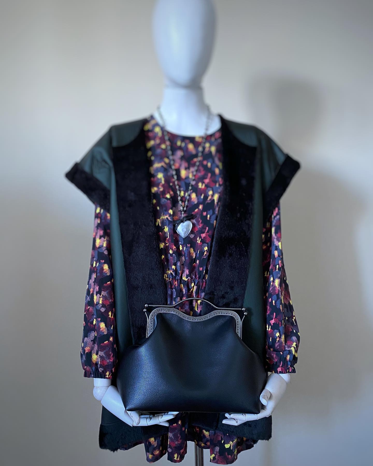 Lost in Vintage Larger Version - Top Handle Patent Bag のレビューと価格