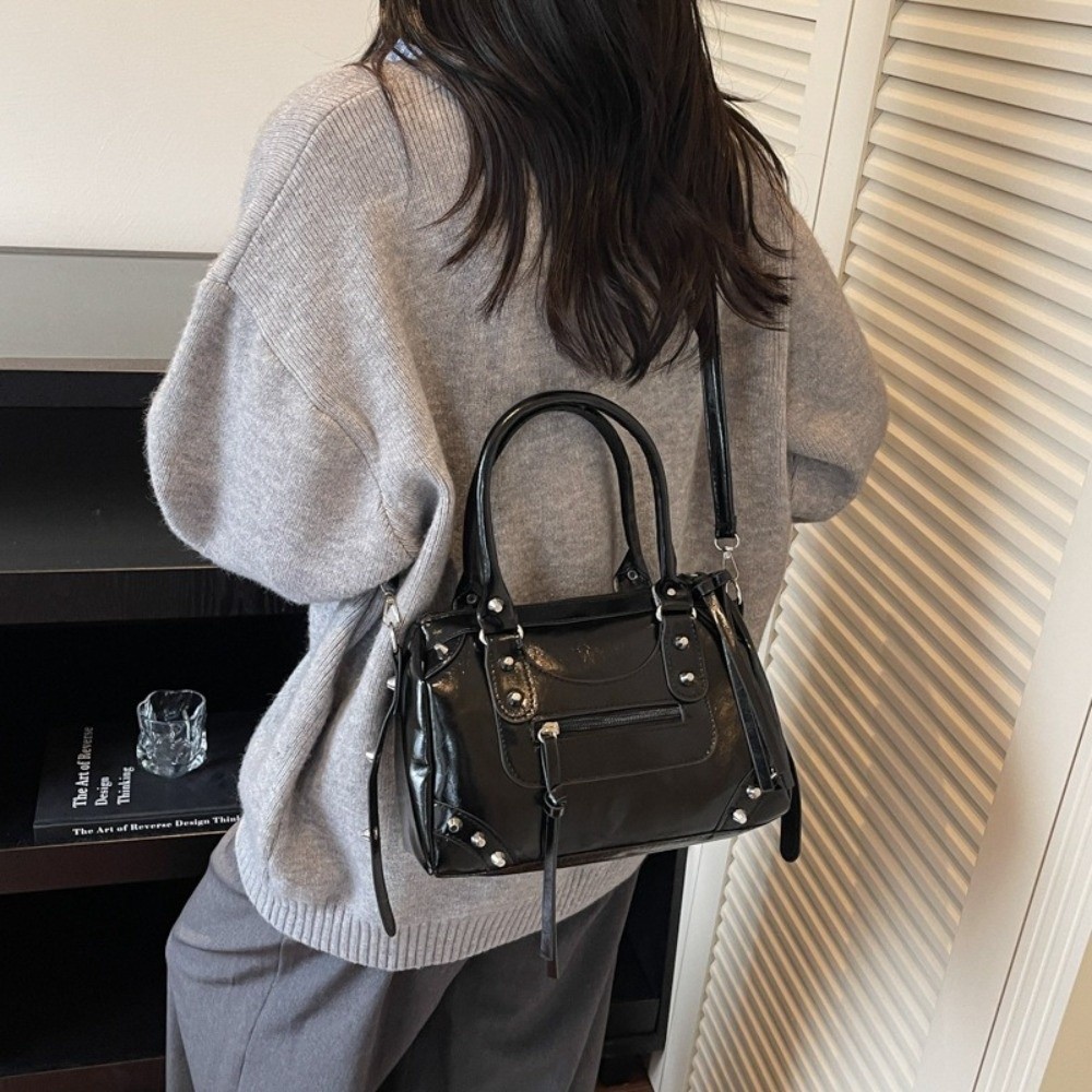 Vintage Rivets Pillow Bag Pate - Top Handle Patent Bag のレビューと価格